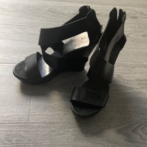 DIANE VON FURSTENBERG
Leather Sandals in black